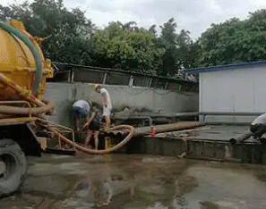 西工抽化粪池自动清理的方法